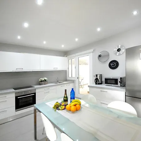 3 Bedrooms At 500 M Away From The Beach With Sea View Furnished Balcony And Wifi Appartamento
